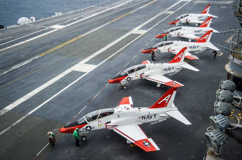 驚悚瞬間！美海軍戰機墜毀火球四散，生死一線間兩飛官驚險逃生！