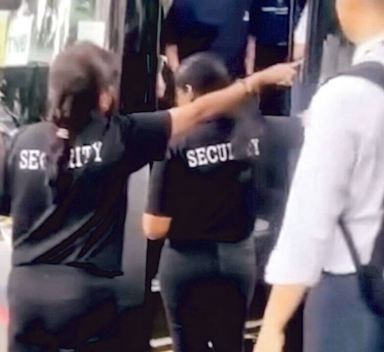 醜態畢露！香港校長出國竟當眾飆罵保全，咆哮三字經全被錄下！