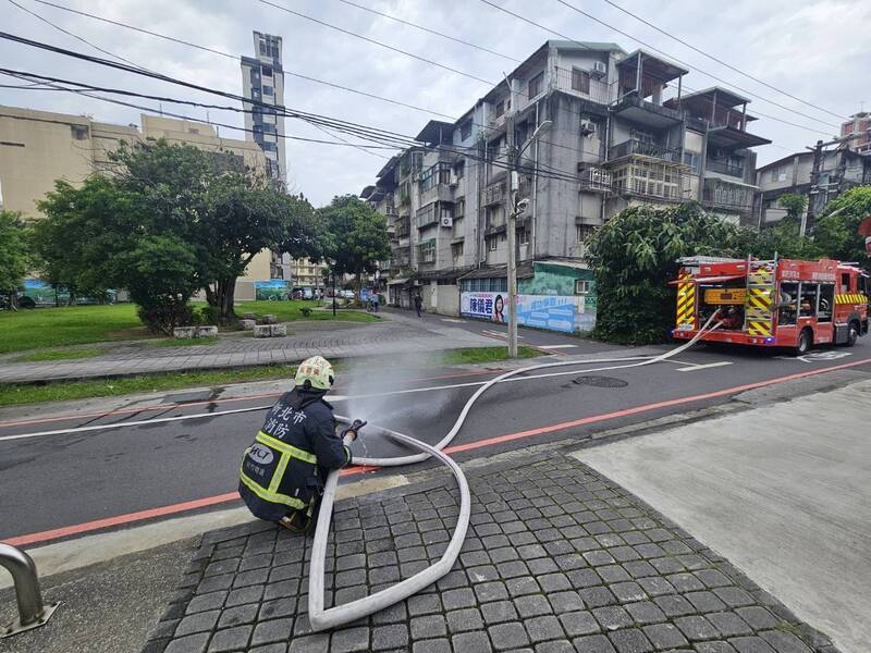 通博娛樂城-國際新聞-【全街大撤離】新店博愛街變「不定時炸彈」!瓦斯惡臭封鎖百公尺,消防灑水警戒防驚天大爆炸!