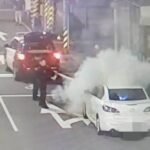 【超神救援】車禍剛到場、引擎竟突變「火球」！警察化身救火英雄，滅火器狂噴力挽狂瀾！