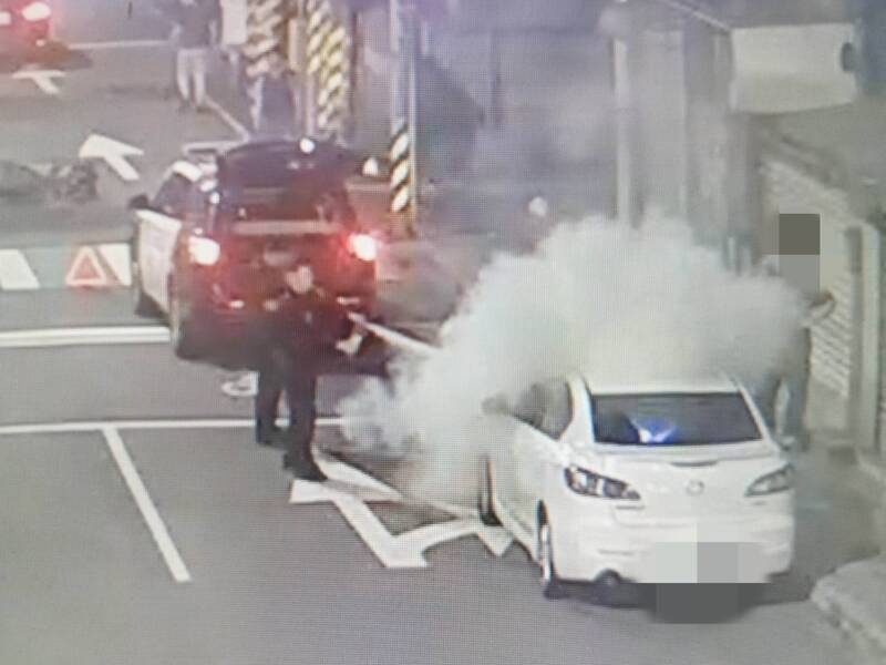 【超神救援】車禍剛到場、引擎竟突變「火球」！警察化身救火英雄，滅火器狂噴力挽狂瀾！