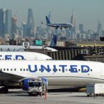 【空中驚魂】聯航客機降落竟變「馬路殺手」！機翼慘撞路燈殘骸噴飛，失職機師遭無限期停飛！