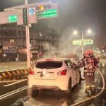 【深夜火祭】台中驚傳汽車突發「自燃噴火」!火舌瞬間吞噬車體,駕駛驚險「奪門而逃」保命瞬間曝光!