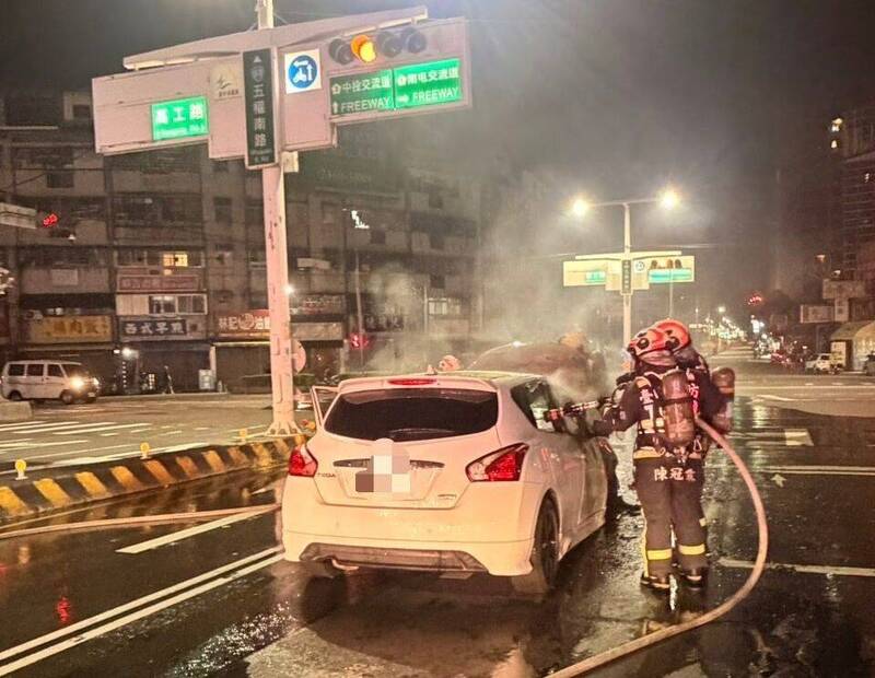 【深夜火祭】台中驚傳汽車突發「自燃噴火」！火舌瞬間吞噬車體，駕駛驚險「奪門而逃」保命瞬間曝光！