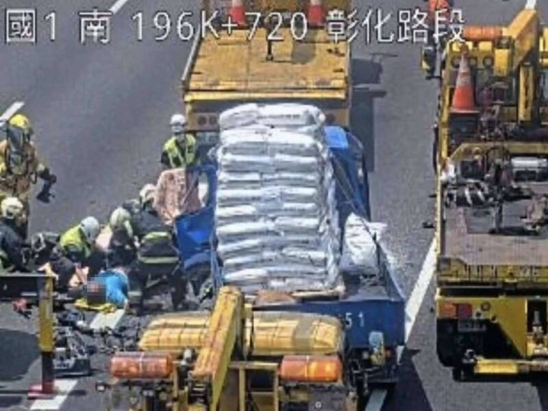 【國道煉獄】轟然巨響！國 1 彰化段 4 車連環慘烈追撞，駕駛「雙腿遭夾斷」命垂一線，現場慘不忍睹！