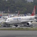 【地獄降落】火球噴發!土航客機起火黑煙沖天,288 名乘客死裡逃生驚魂紀實!