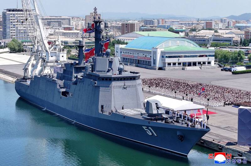 【金正恩海軍擴張狂想曲！】下達瘋狂鐵令：5 年內打造「10 艘 5000 噸級戰艦」！劍指全球，海上武力威脅全面升級！