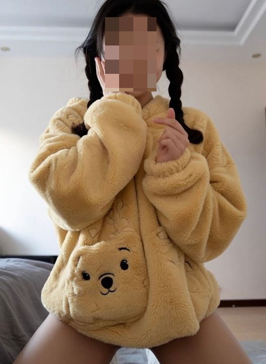 【終極大型社死現場！】網美私傳「跨下脫衣色色片」誘惑榜一大哥，手誤點錯…誤發學校「家長群組」全網看呆！