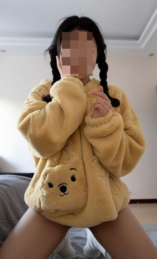 【終極大型社死現場！】網美私傳「跨下脫衣色色片」誘惑榜一大哥，手誤點錯…誤發學校「家長群組」全網看呆！