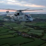 【英國軍方慘劇】巨響震碎夜空!海軍直升機演習突發「毀滅性墜毀」,機上 3 名精英不幸當場殉職!