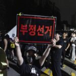 【全國內亂】票數不對勁！南韓多地驚爆「徹夜抗議狂潮」，萬人怒控舞弊、包圍要求重選！