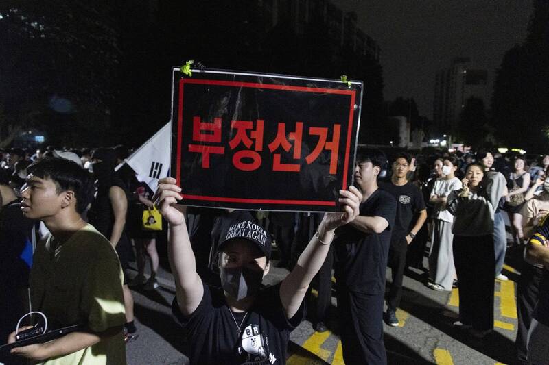 【全國內亂】票數不對勁！南韓多地驚爆「徹夜抗議狂潮」，萬人怒控舞弊、包圍要求重選！