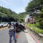 一瞬間翻車!女駕駛疑「精神恍惚」過彎失控猛撞路緣,轎車當場翻覆、四輪朝天慘狀曝!