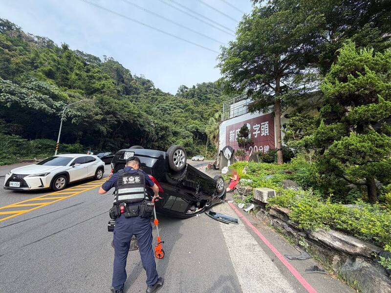 通博娛樂城-國際新聞-一瞬間翻車!女駕駛疑「精神恍惚」過彎失控猛撞路緣,轎車當場翻覆、四輪朝天慘狀曝!
