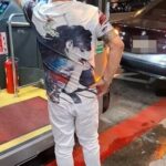 佔用公車格還敢囂張?違停男被按喇叭當場理智線斷裂,瘋狂暴怒痛罵司機、還動手推學生!