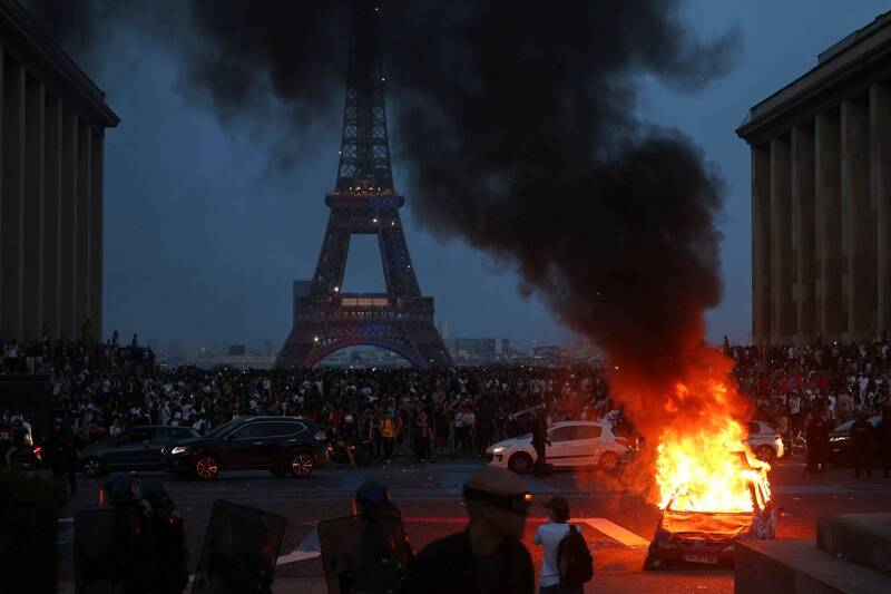 【歐冠奪冠變地獄】PSG 衛冕引爆全法國瘋狂暴動！球迷瘋狂砸搶，慘釀 219 傷 1 死、780 人遭捕！