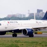 降落驚魂!達美客機萬呎高空疑慘遭「煙火狂轟」 塔台驚恐警告後方航班:歡迎來到浴血戰區!