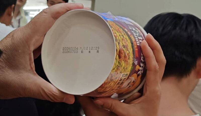 搭機慘成荒野求生！飛成都航班延誤4小時 竟拿「過期毒泡麵」打發乘客爆火大開轟！