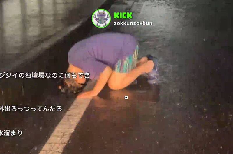 作死下場超慘！網紅不信邪拿「路邊積水洗頭」 3天後高燒血尿、惡菌狂攻腎臟