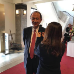 太誇張!日本山梨縣議員飯島修驚爆「快拍機內隨地小便」,警方鐵腕展開調查