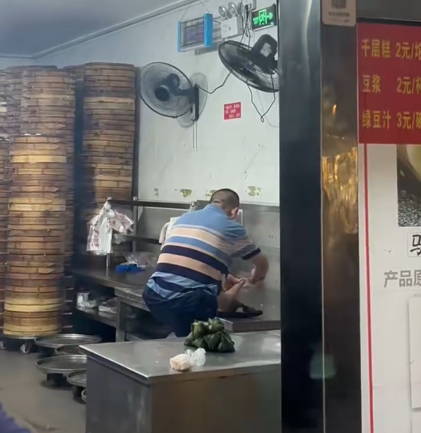 通博娛樂城-國際新聞-噁爆!中國長沙包子店員工竟在「蒸籠旁狂剪腳趾甲」,影片瘋傳業者急出面道歉