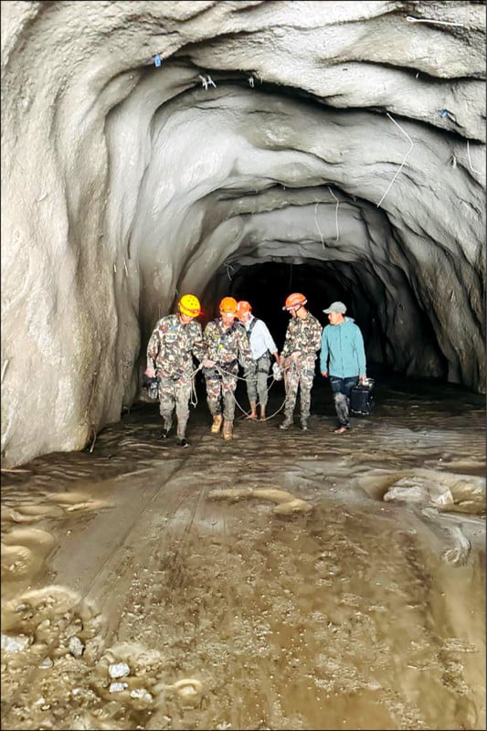 慘釀近千死4400人失蹤！尼泊爾官員怒撕中國：雪崩冰川資訊「一點都沒給」