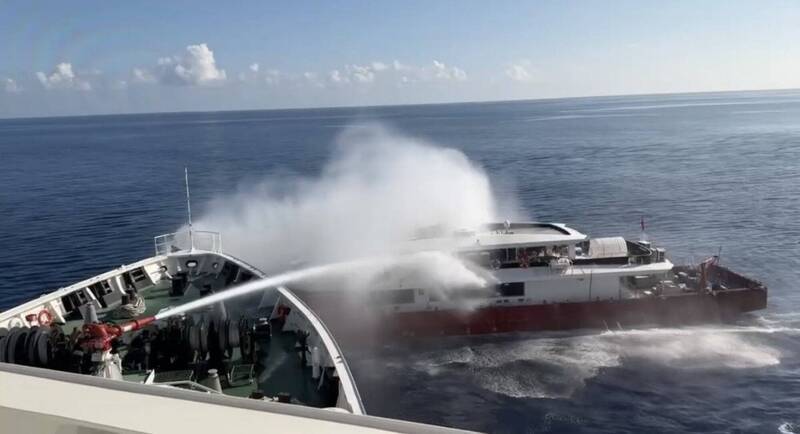 東沙海域發射水砲強行驅離中國漁船 國台辦氣炸怒嗆台灣要承擔一切嚴重後果