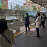 誇張!日本橫濱列車直接滑過百米百名乘客慘遭大整蠱