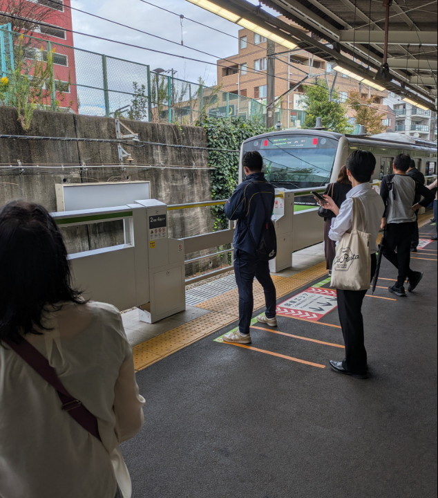 誇張！日本橫濱列車直接滑過百米百名乘客慘遭大整蠱