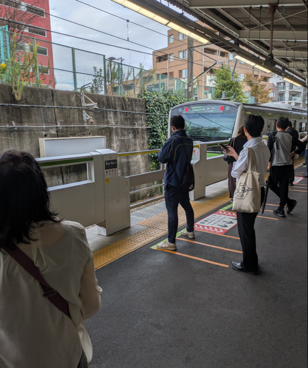通博娛樂城-國際新聞-誇張!日本橫濱列車直接滑過百米百名乘客慘遭大整蠱