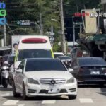 擋路惹禍！豪車停等紅燈竟硬槓救護車 警方動怒下令開罰