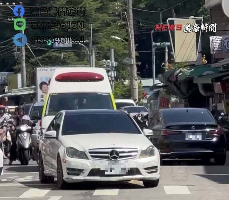 擋路惹禍！豪車停等紅燈竟硬槓救護車 警方動怒下令開罰