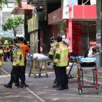 驚悚!惡男「雙手綁凶刀」狂砍8人殺向戲院 勇猛顧客與店家合力撲倒壓制