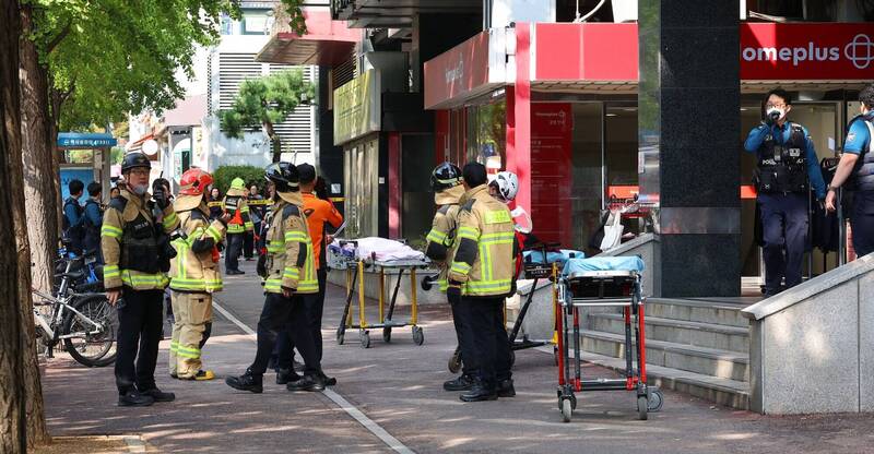 驚悚！惡男「雙手綁凶刀」狂砍8人殺向戲院 勇猛顧客與店家合力撲倒壓制
